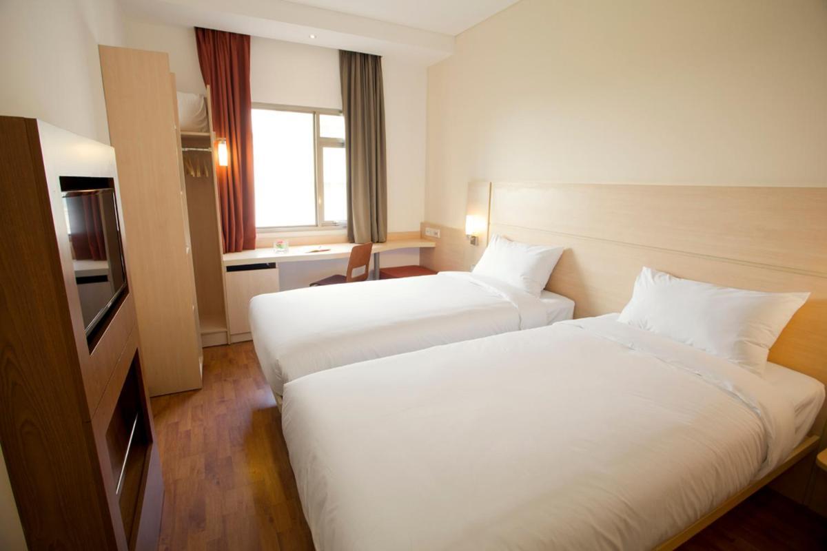 Ibis Saigon South Hotel Ho Chi Minh City Exterior photo